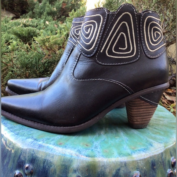 Spring Step (38) WOMEN’S Leather Cowboy with a modern twist, Embroidered Accent. - Picture 1 of 9